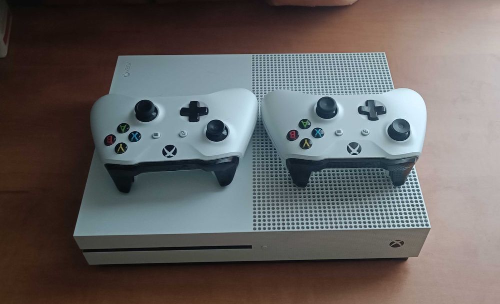 Vând XBox One S 1TB
