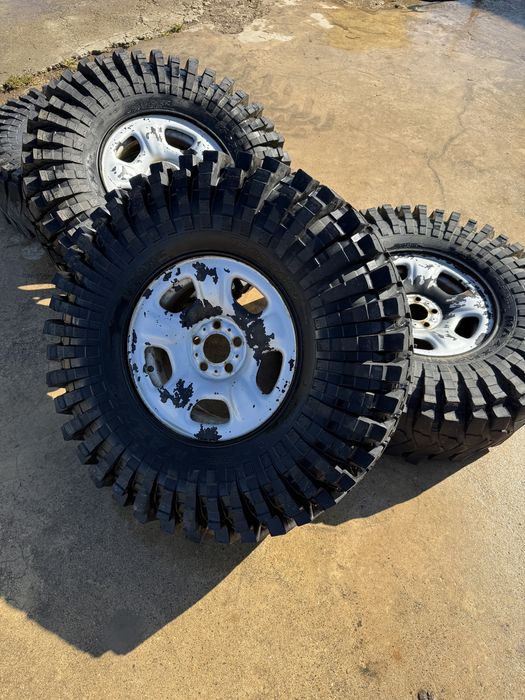 Джанти с гуми 37х12.5 р16