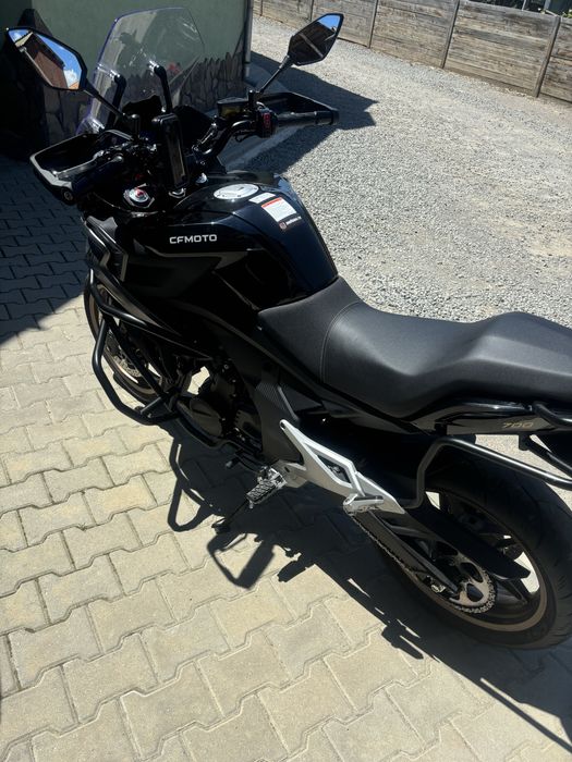 CF moto MT700 motocicleta