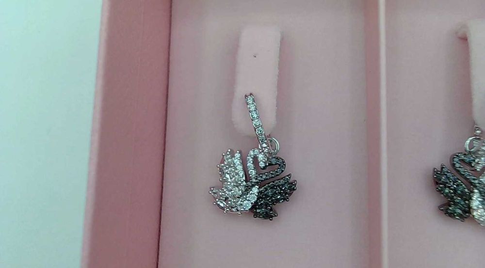 Cercei Swarovski Swan - noi, în cutie