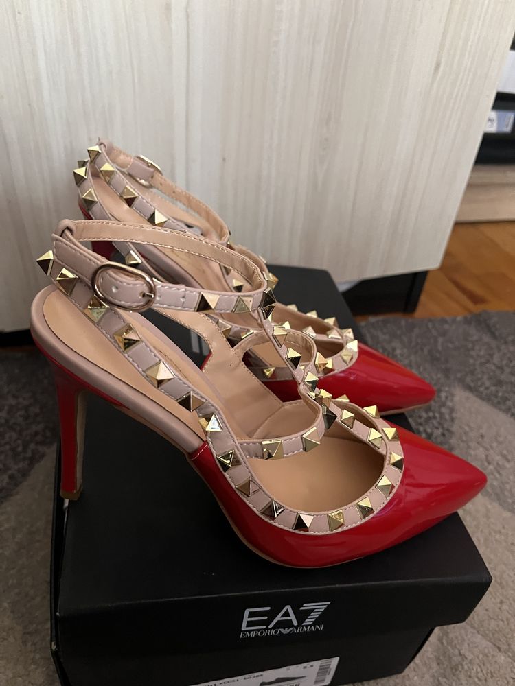 Червени обувки с капси Valentino