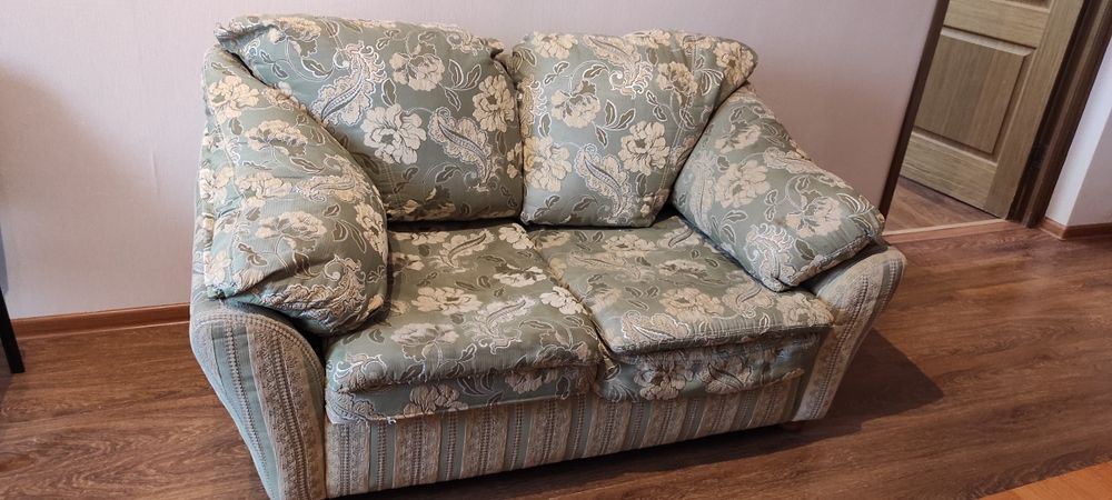 Мягкий уголок состоит из трёх предметов