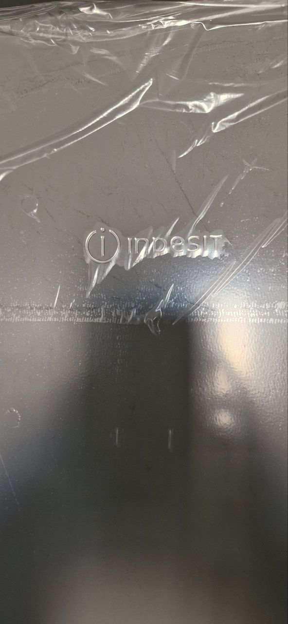 Продается холодильник INDESIT новый