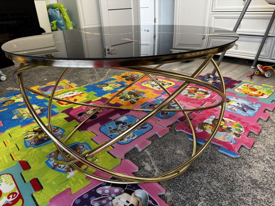 Masuta de cafea aurie de sticla