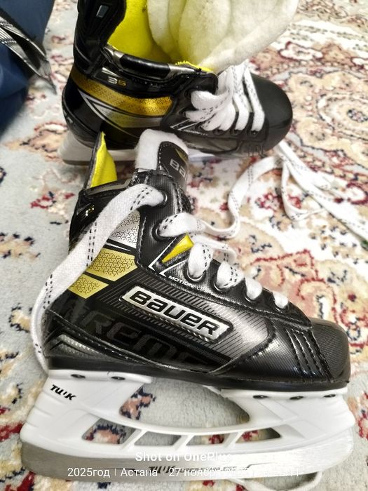 Шлем , коньки новые всего сходили два раза не считая пробное занятие,