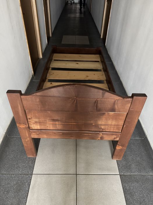 Vând 2 paturi din lemn de brad