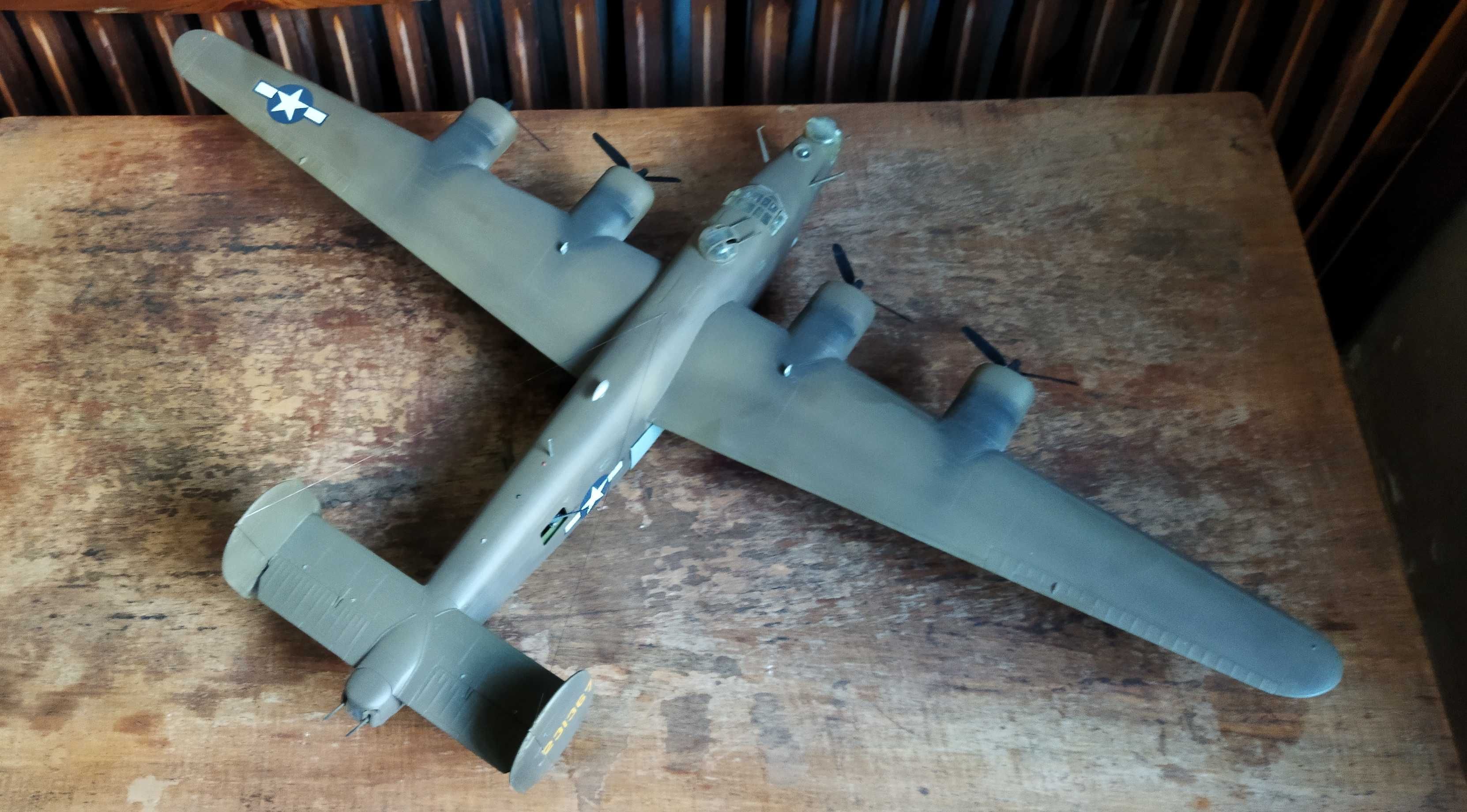 подарочная модель самолёта B-24 Liberator в масштабе 1/48 пр. США!