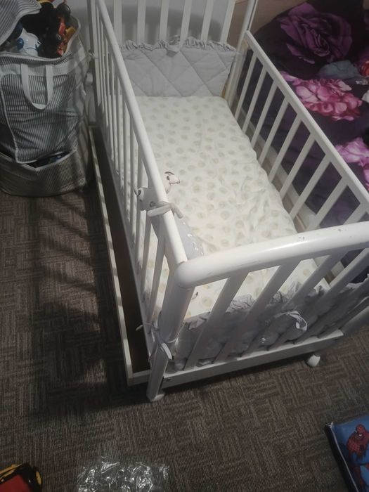 Pătuț bebe alb cu margini ajustabile