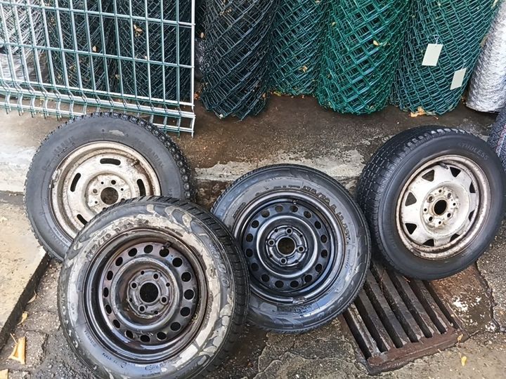 4 броя железни джанти със гуми – 3 броя R13 и 1 брой R14