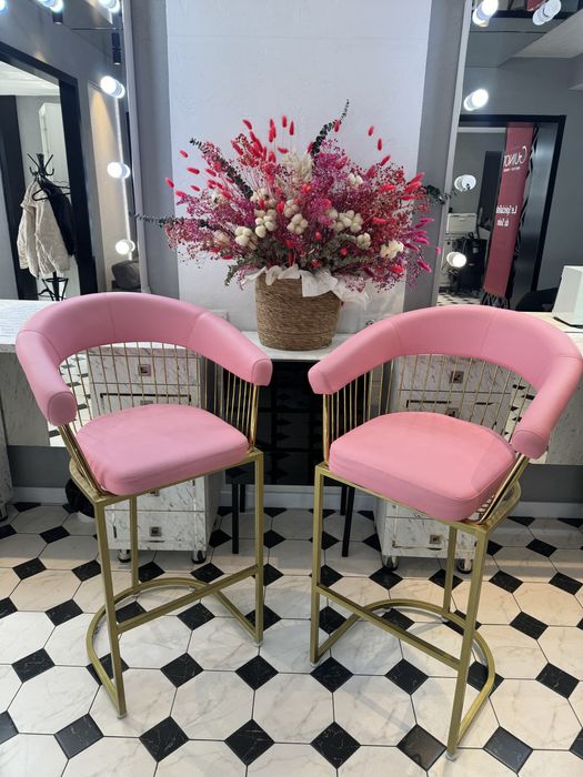 Барные стулья с розовой обивкой и золотым каркасом