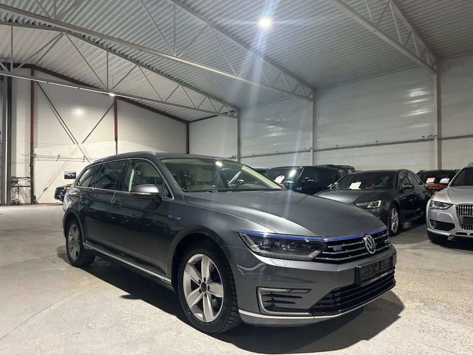 Volkswagen Passat Automat DSG | LED | Piele | ACC | Cameră | Webasto | Bara de remorcare