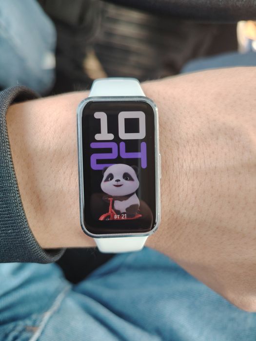 Huawei BAND 10 oq Rang yengide ideal sro'chna sotiladi