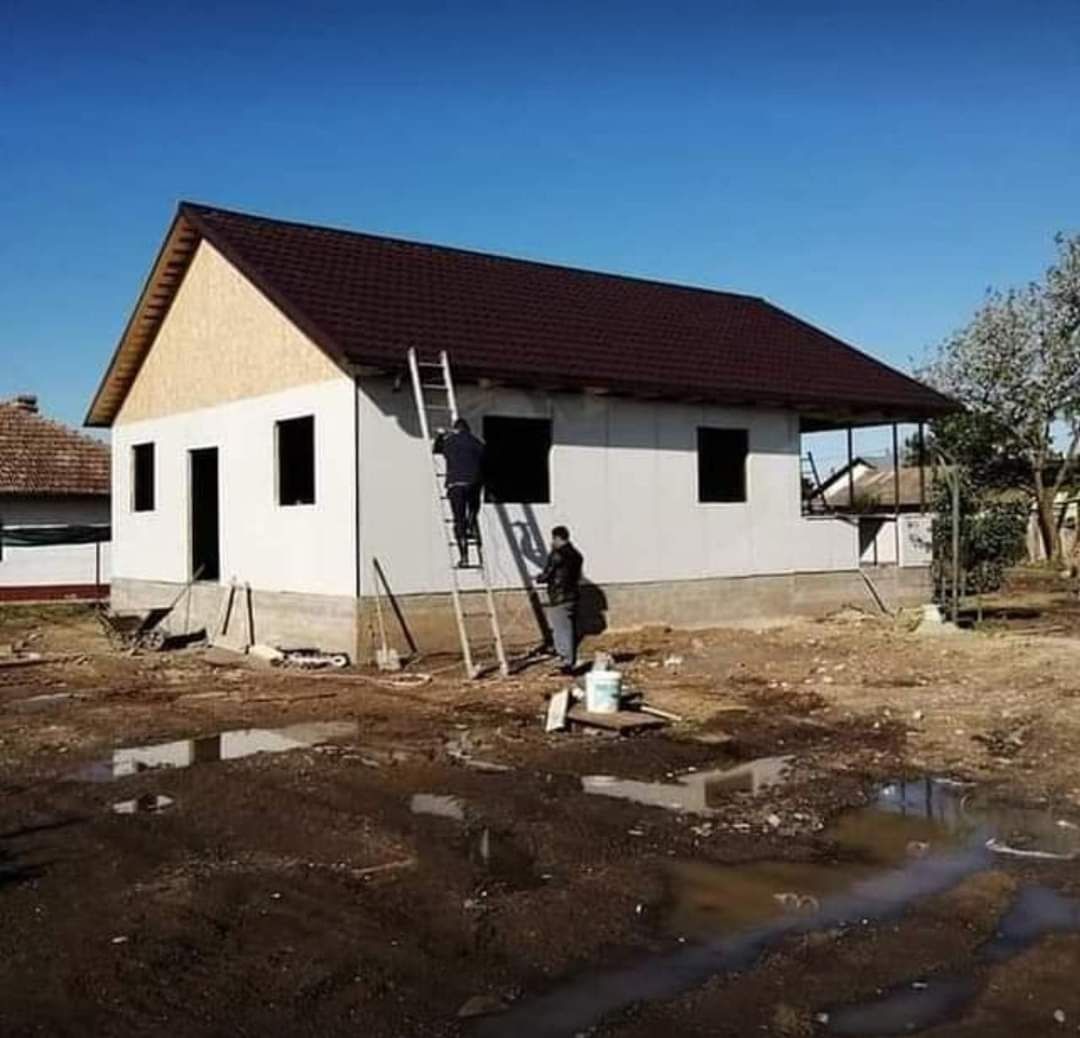 Casa modulara pe structură metalică rezistentă și invelita cu panou sa