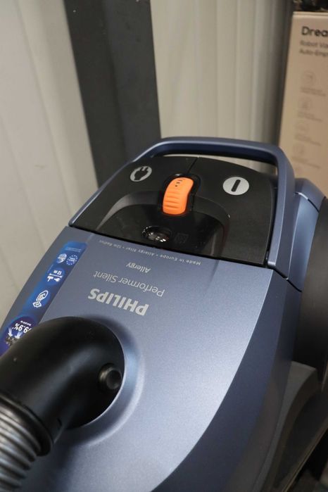 Прахосмукачка Philips 7000 Series Performer Silent, 750W, TriActiveLED