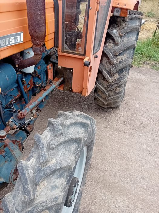 Tractor universal 445