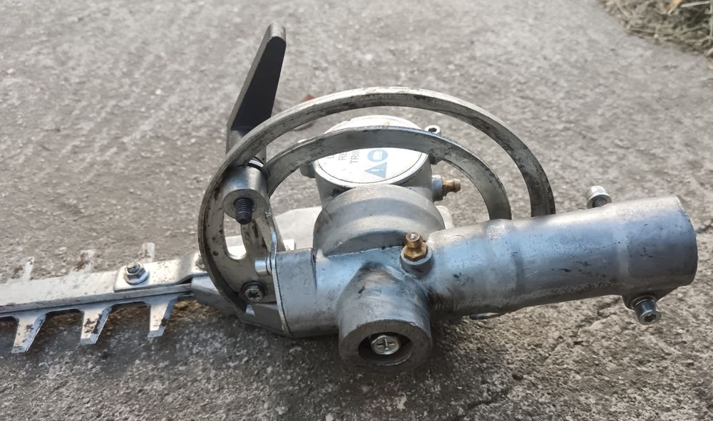 Foarfeca tuns gard viu, dispozitiv pt motocoasă benzină