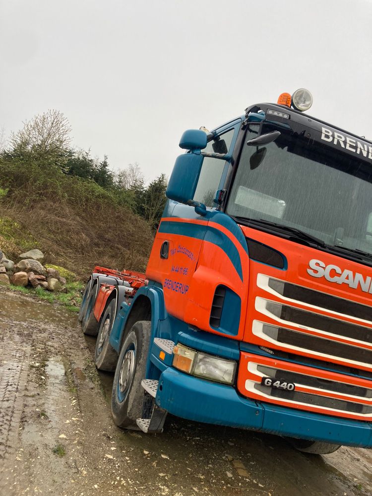 SCANIA G440 8x4 trakker/basculanta echip HMF si container euro5 2012