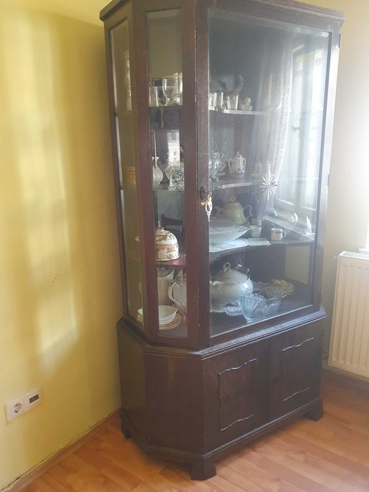 Vitrina coltar de lemn masiv.Reducere pret pana pe 21.05.2025.