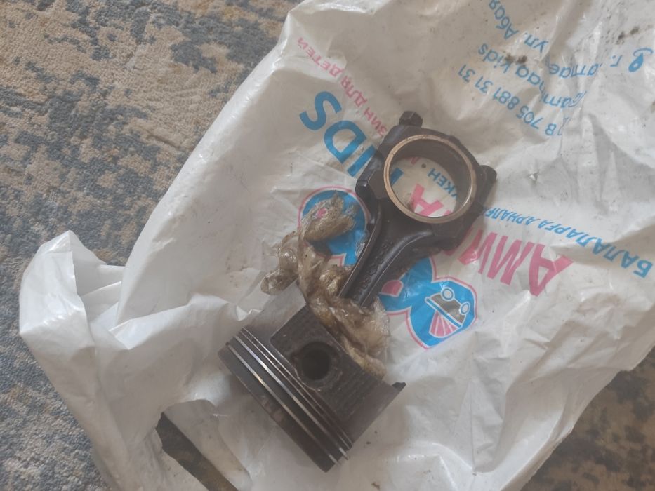 Продам поршень от Ниссан примера р11...2ка