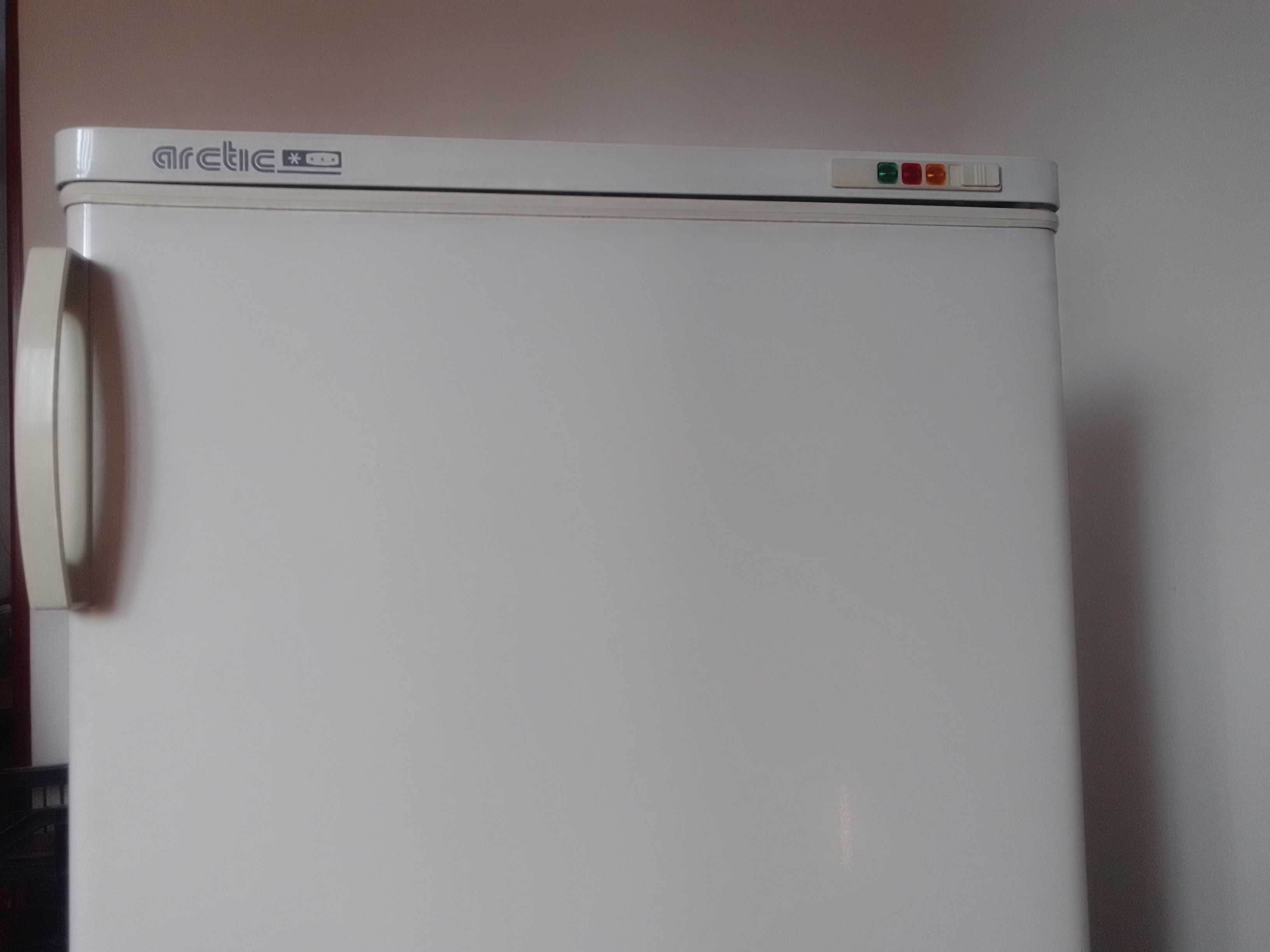 Vând congelator arctic 7 sertare