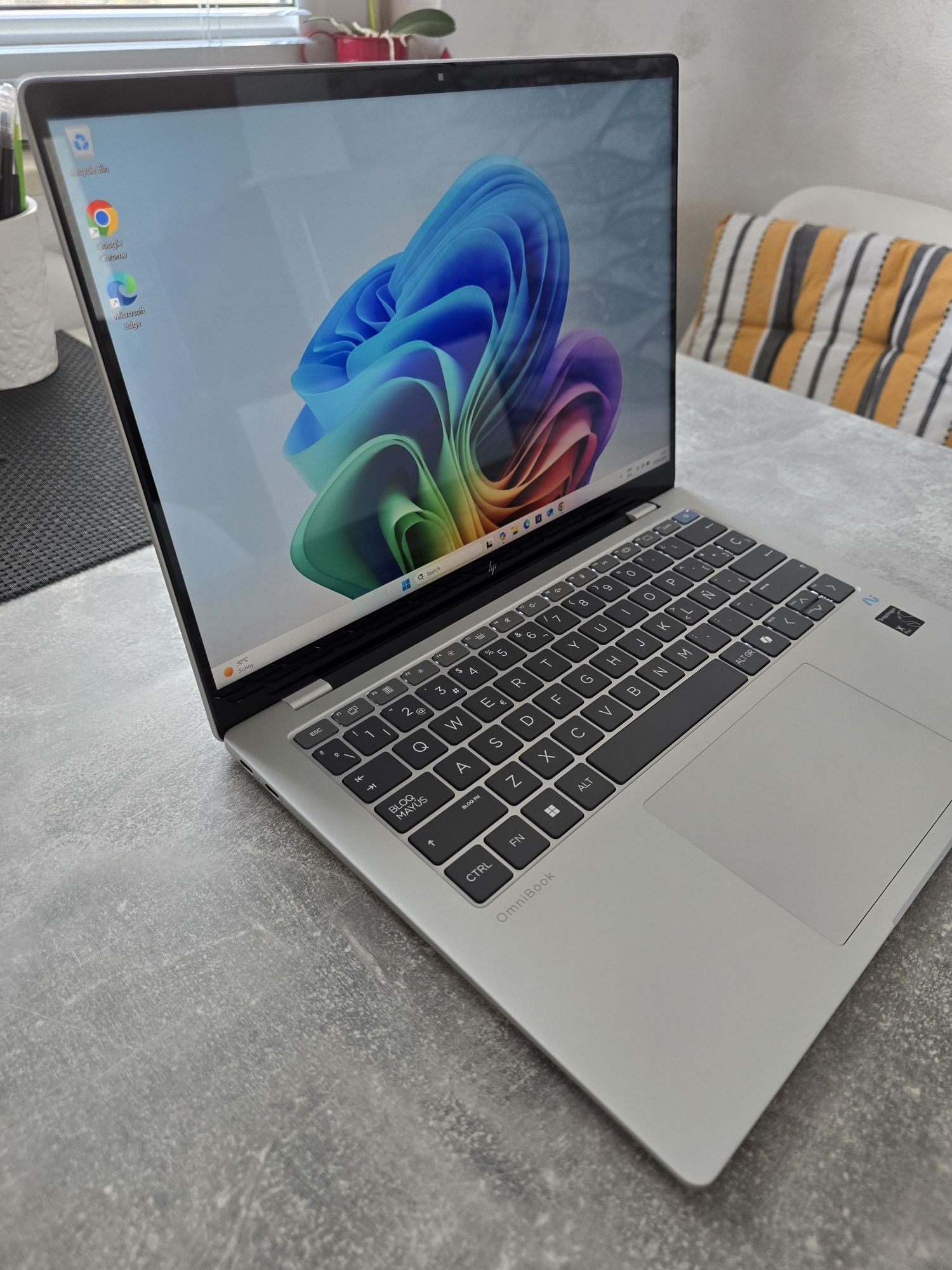 HP Omnibook Snapdragon X, AI, 16 GB RAM,26 часа батерия, 512GB SSD,