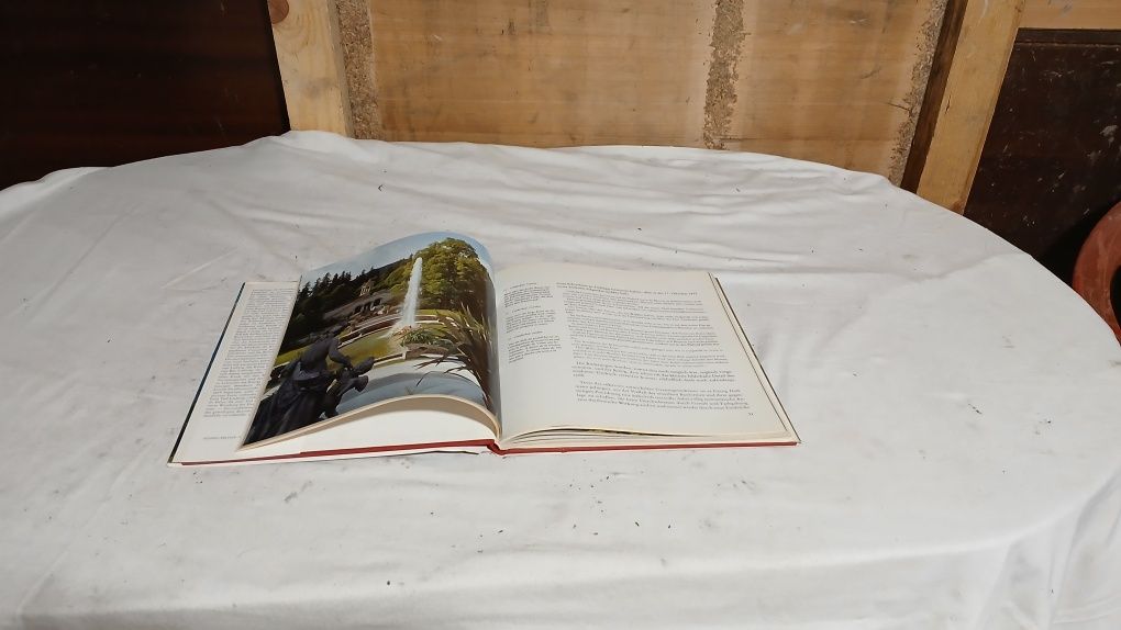 Книга с замък на руски
