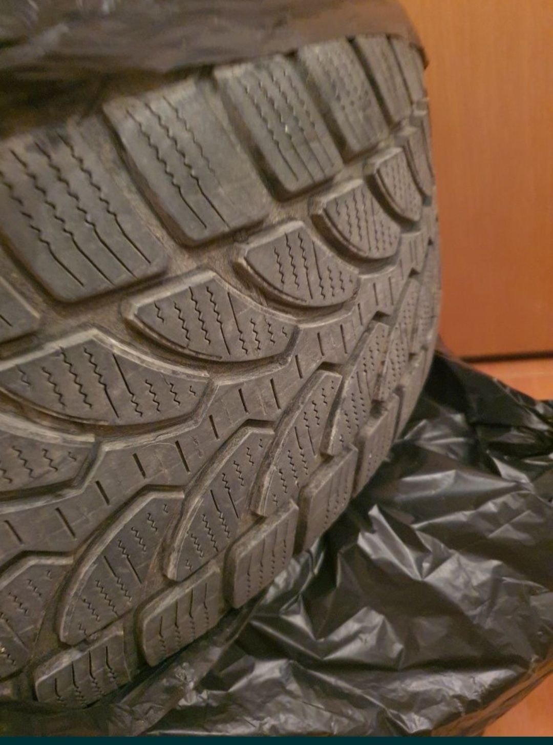 Зимни гуми Bridgestone 225/50/17  7мм графер цената е за всички