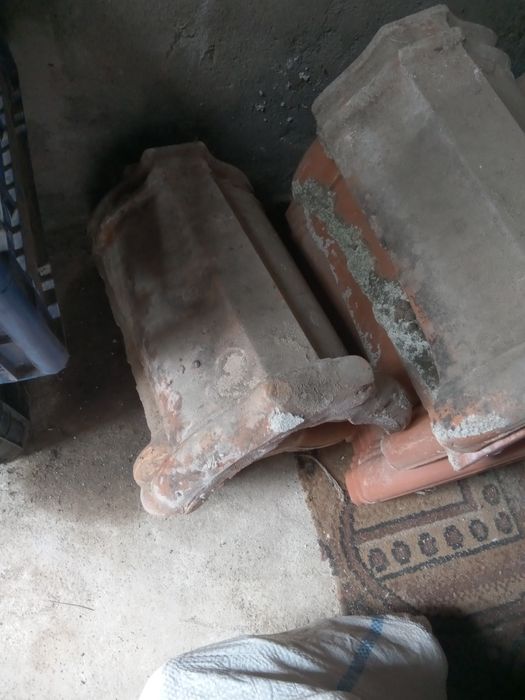 Țiglă și coamă de acoperiș