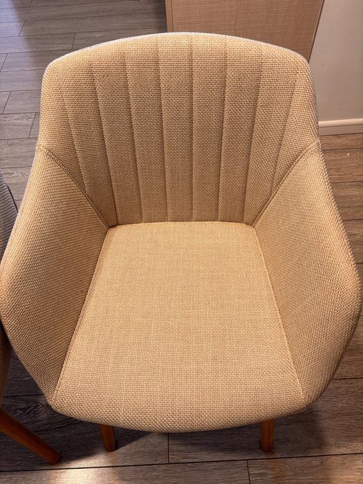 Masă extensibilă IKEA Rosentorp + 4 scaune JYSK Adslev – 1200 lei