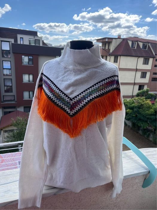 Уникална дамска блуза с висока яка и цветни акценти