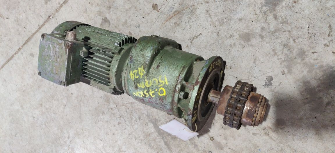 Motor electric trifazat cu reductor, 0.75kW, 180rpm, 220/380V