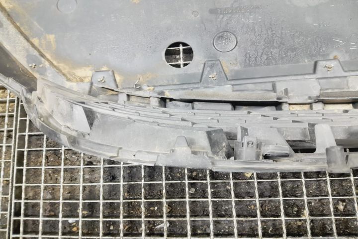 Bara fata inferioara cu grila radiator 622352140r Renault Captur 2  [din 2019 pana  2020] seria