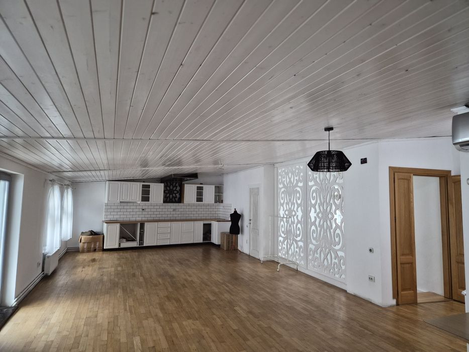 Închiriez Apartament/Spațiu pentru afacere  pe Stada ROMANA 102