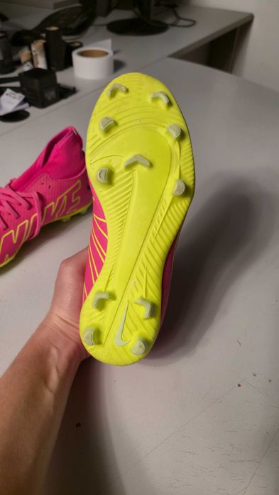 Детски футболни обувки на марката Nike