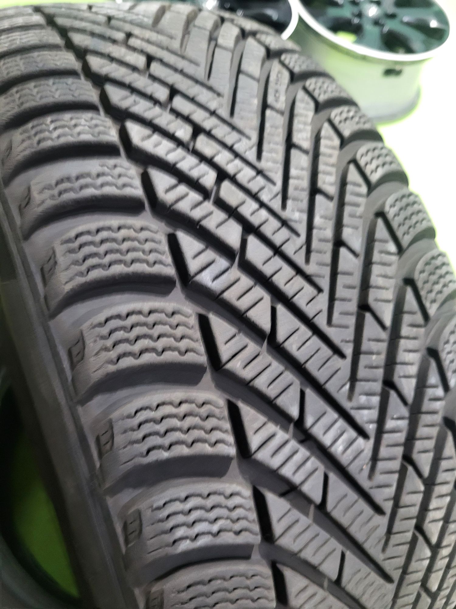 2 бр зимни 215/50/17 Pirelli