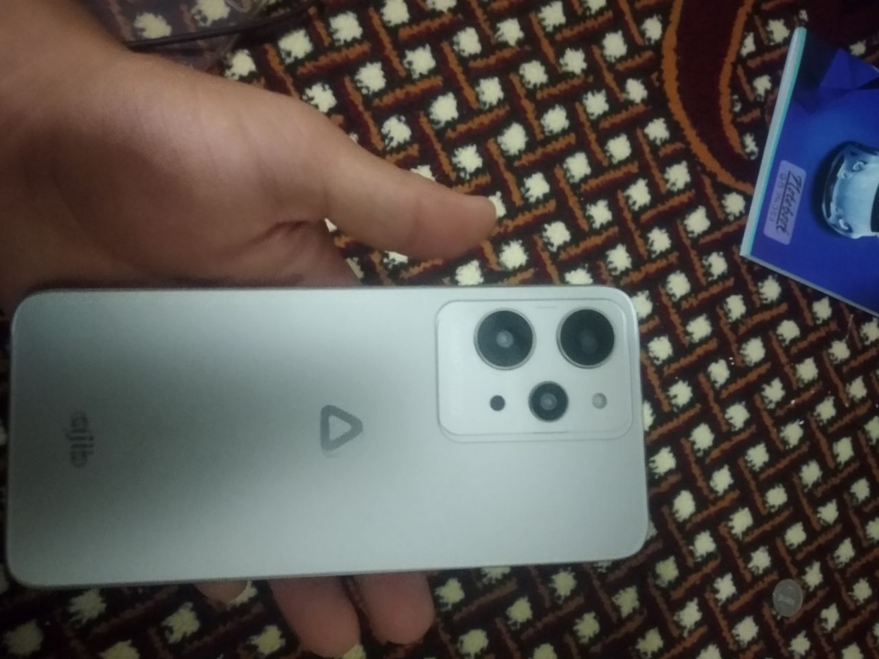 Srochni telefon sotiladi