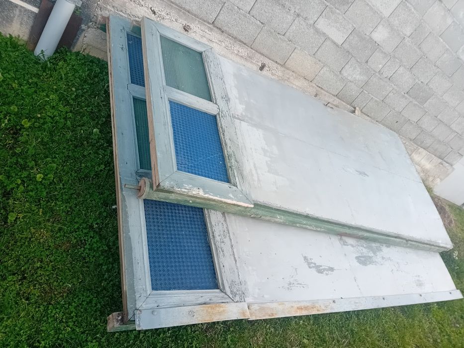 Vând poarta din lemn în stare foarte buna
