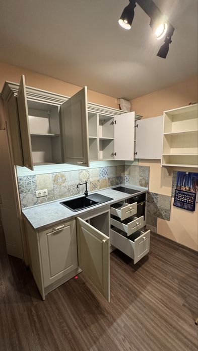 Продавам кухня - кухненски шкафове