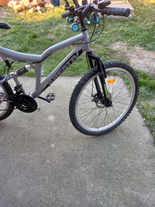 Vand biclcleta cu suspensii pentru drum de munte