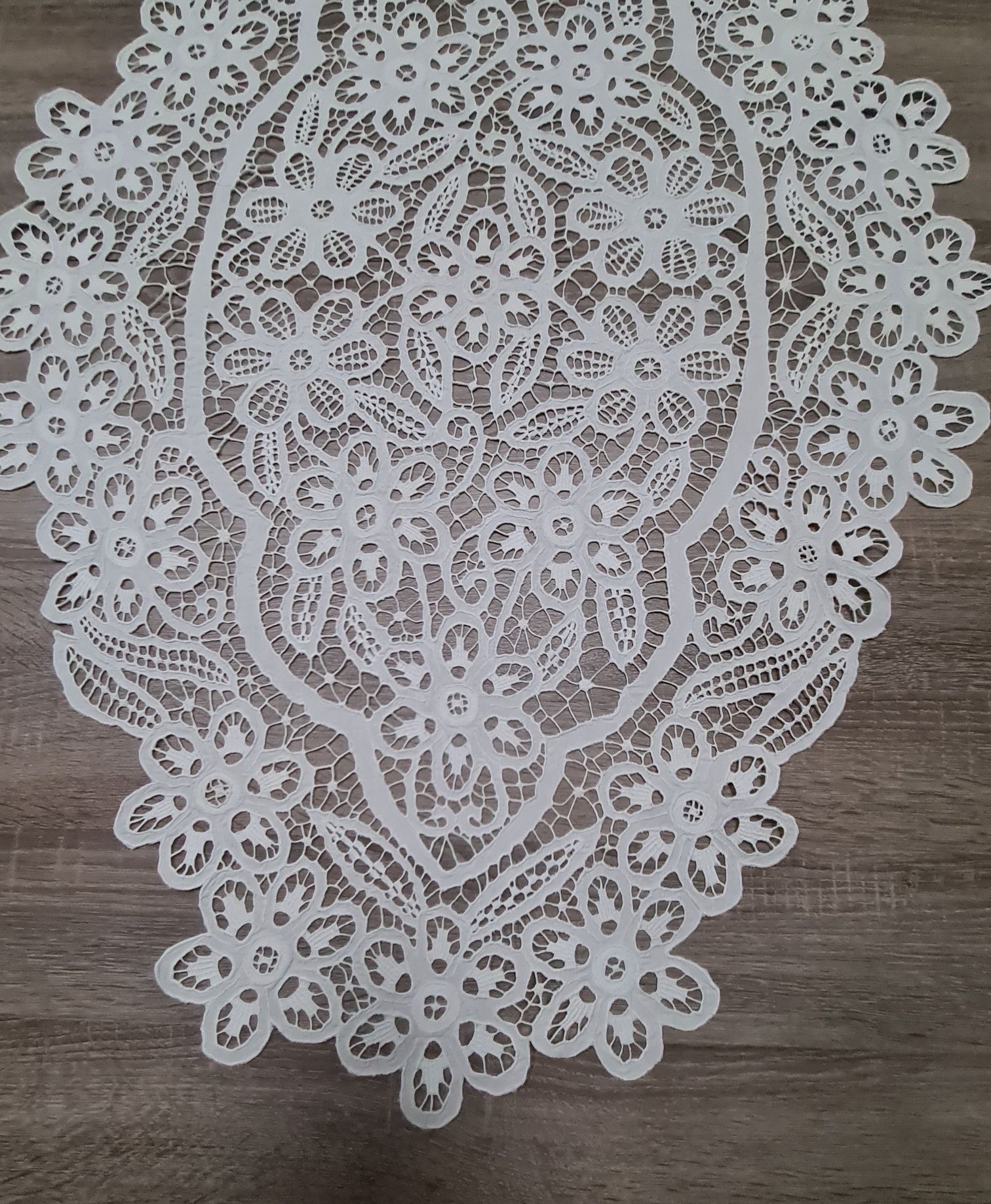 Față de masă - broderie spartă 108/73 cm