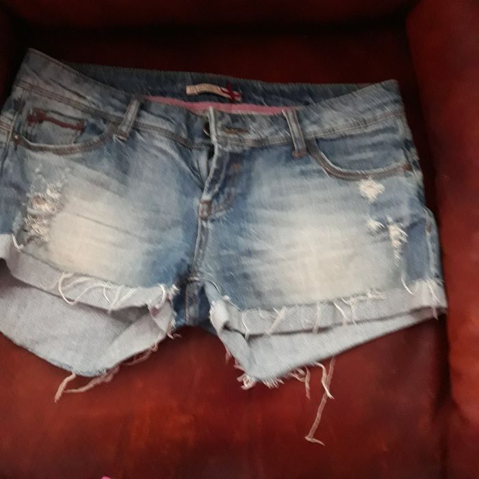 Pantaloni scurti din blugi Sradivarius, f moderni,mar. 40