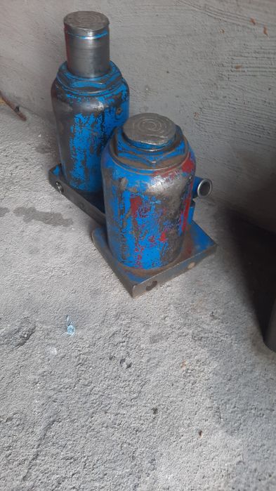 Домкрат. 50--тонник. Б/у. В рабочем состоянии.