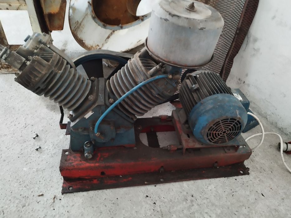 Стационарен двубутален компресор