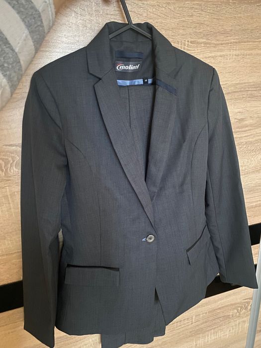 Дамски костюм в сиво - нов