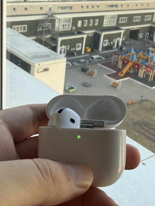 Продам airpods 4 , левое ухо нету