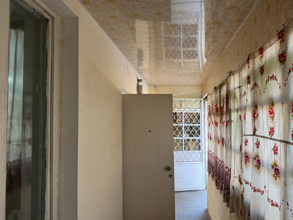 1 etaj 2 xonalik uy sotiladi