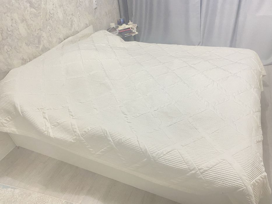 Двуспальная кровать с матрасом