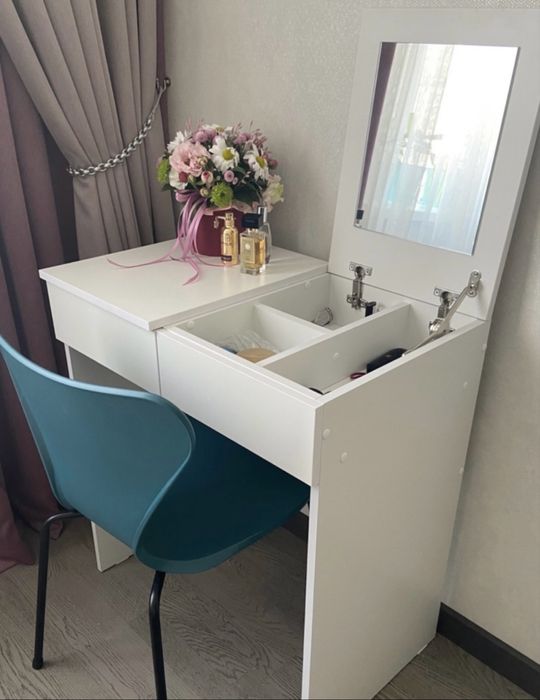 Туалетный столик с зеркалом