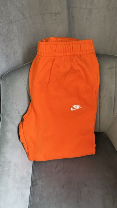 Нов екип Nike L