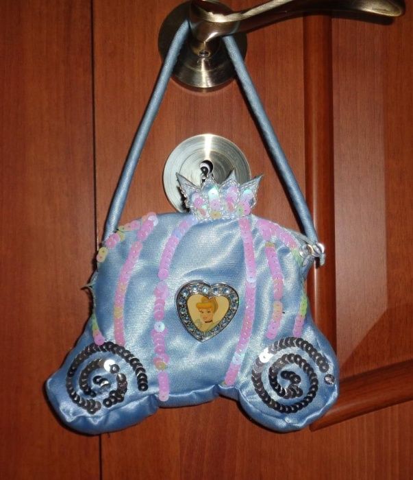 Gentuta fetite satin Disneyland